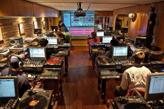 Une école DJ en ligne pendant un cours de MAO.
