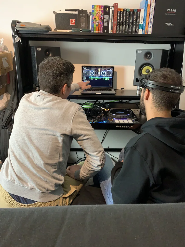 Cette photo illustre un cours Dj sur Paris, dans le studio Tuto Mix